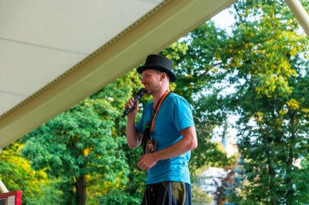 Prowadzący koncert Dawida Kwiatkowskiego Szymon Pilch